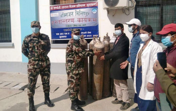 कर्णाली अस्पताललाई युगान्डामा रहेका नेपालीले गरे अक्सिजन सिलिण्डर सहयोग